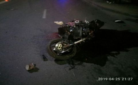 Машина столкнулась с мотоциклом в Пинске: двое в реанимации
