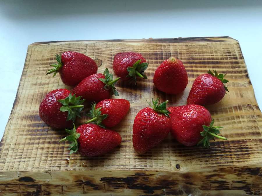 Клубника – из Пинска, черешня – с улицы Айвазовского. Сколько стоят ягоды на рынке в Лиде?