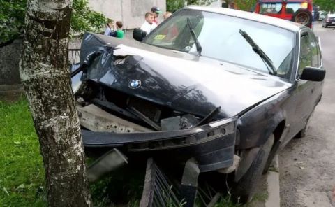 В Пинске прохожие задержали пьяных лихачей на «БМВ» после аварии
